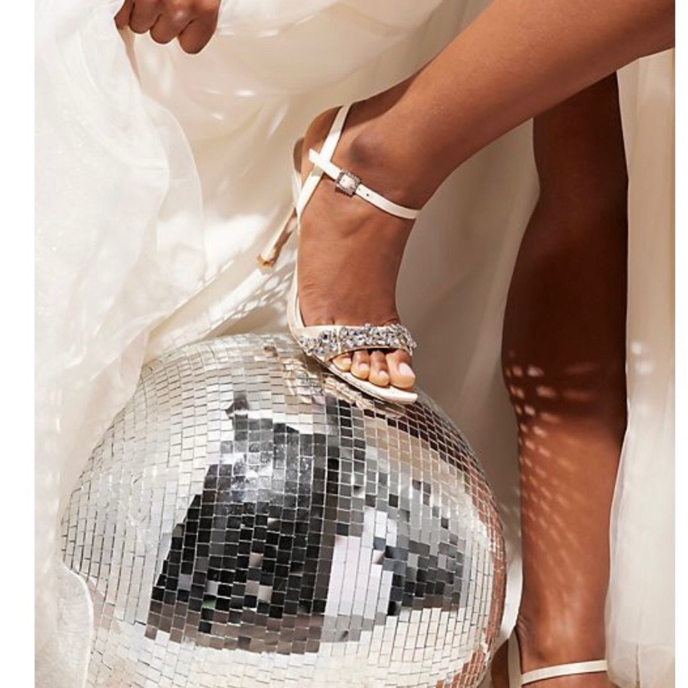 NWT! GALINA SIGNATURES crystal embellished stiletto sandals Ivory size 9